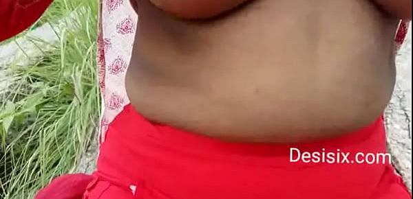  Desi girl showing boobs in park